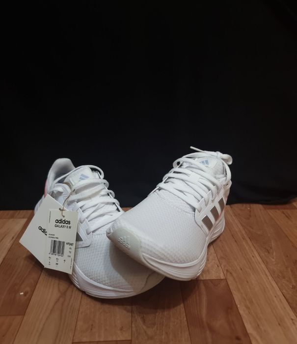 Кроссовки, белые Adidas.