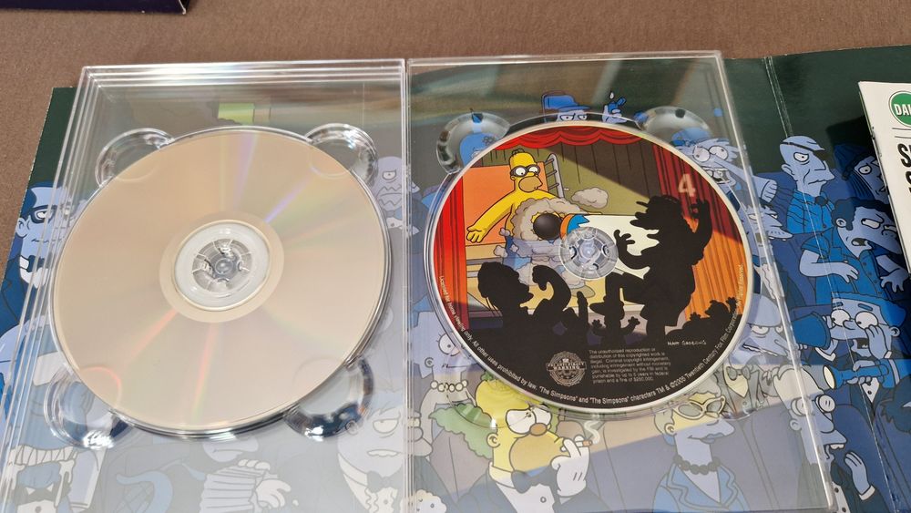 Set 4 dvd-uri sezonul 7 "Familia Simpson"