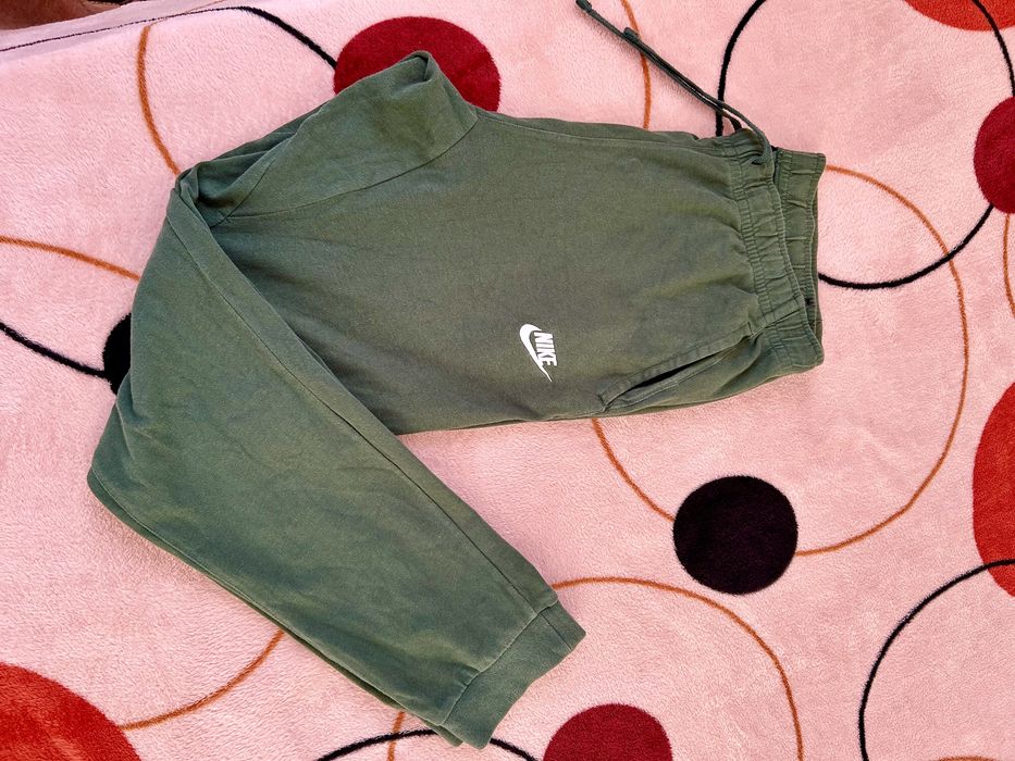 Vând pantaloni Nike