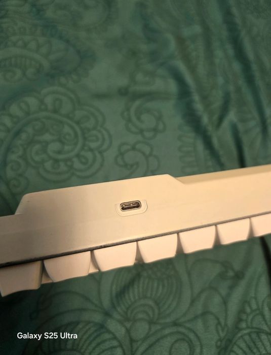 Vând tastatura mecanica custom,68 taste-65%
