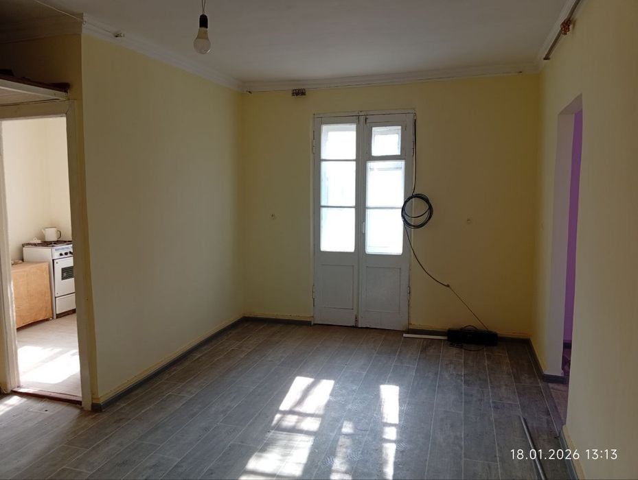 Продаётся двух комнатная квартира.В двух этажном доме первый этаж.