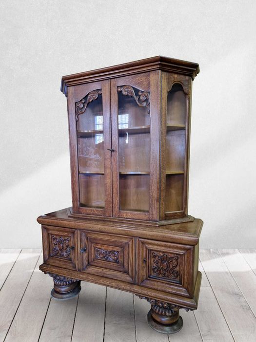 Резбован шкаф витрина от дъбов масив на две части