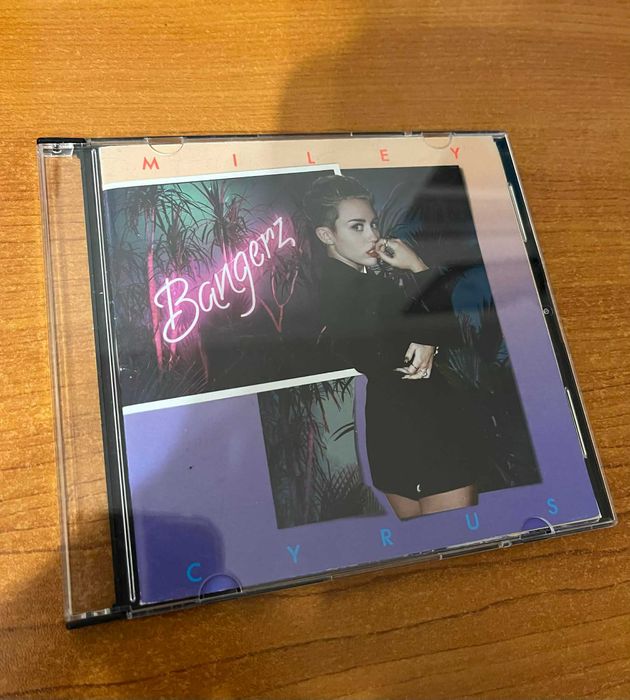 Нов CD диск- албума на Miley Cyrus Bangerz