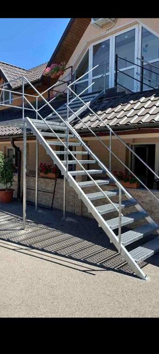 Scari zincate pe comanda