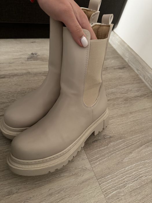 Бежови кожени Боти