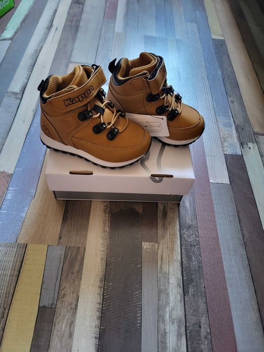 Продавам чисто нови детски боти на Kappa