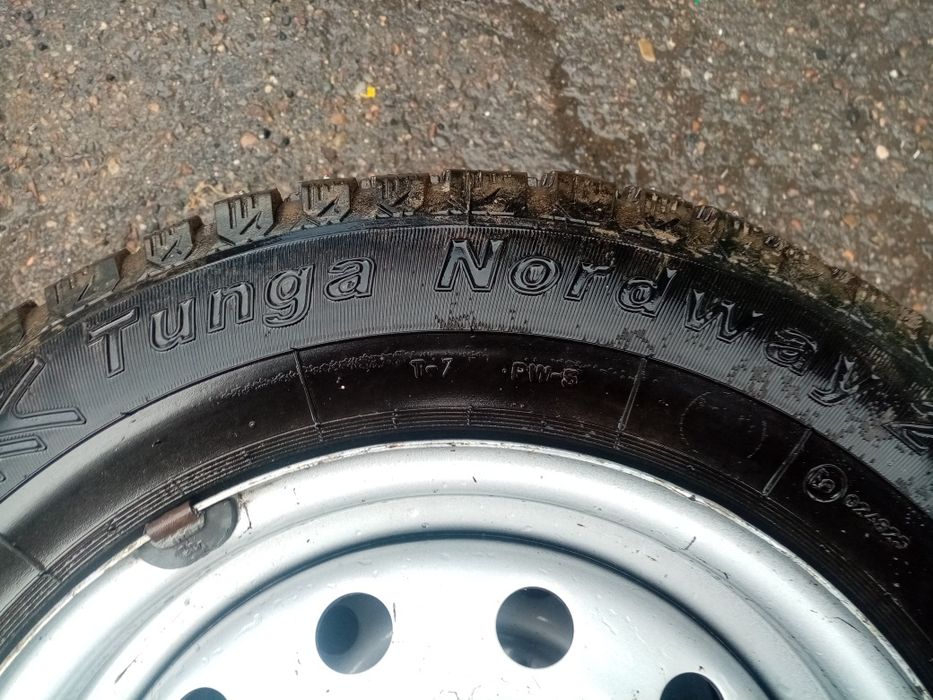 Продам резину зимнюю на дисках на 13.