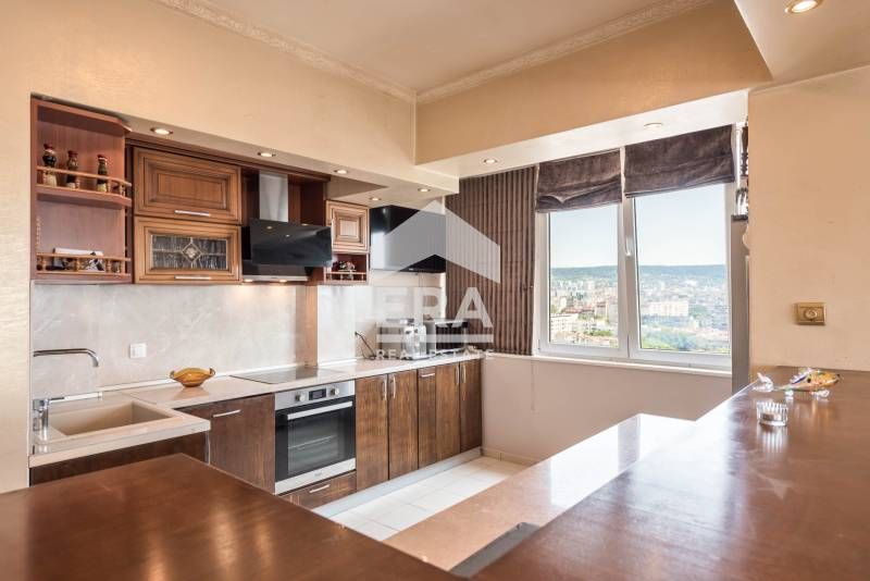 Продава се Тристаен апартамент в Варна, Център - 94 кв.м за 2394 €/кв.м - Снимка #1