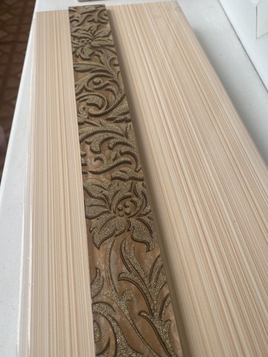 Коричневый и белый кафель