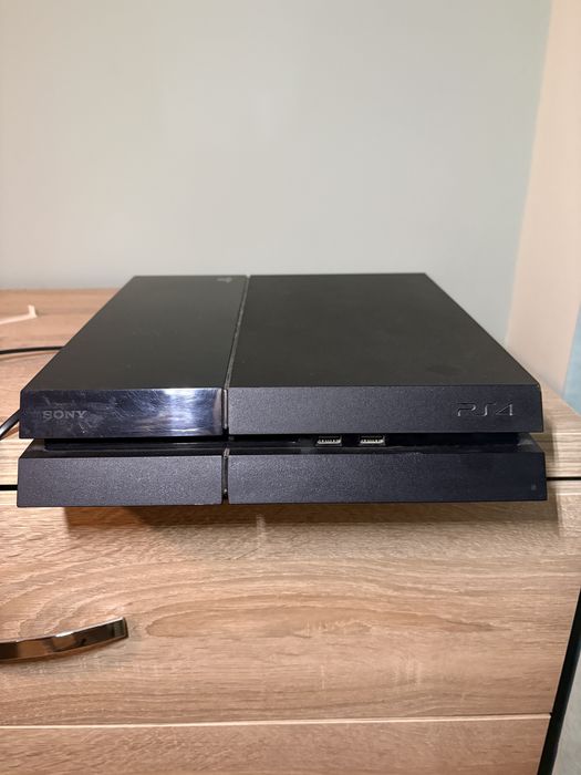 Playstation 4 с 4 игри и 1 контролер