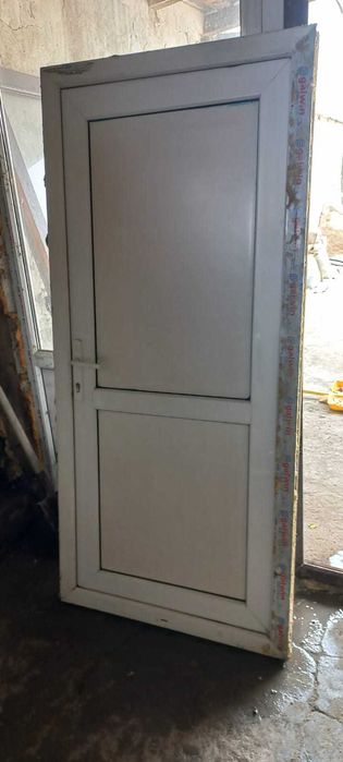 Пластиковая дверь