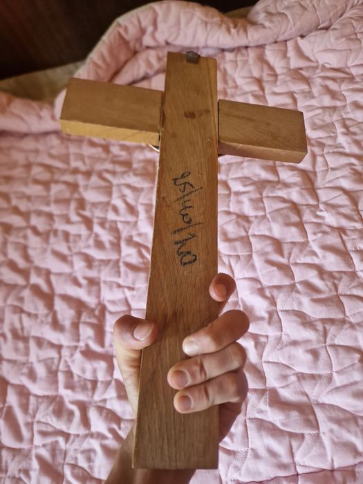 Голям кръст и фигура на Дева Мария