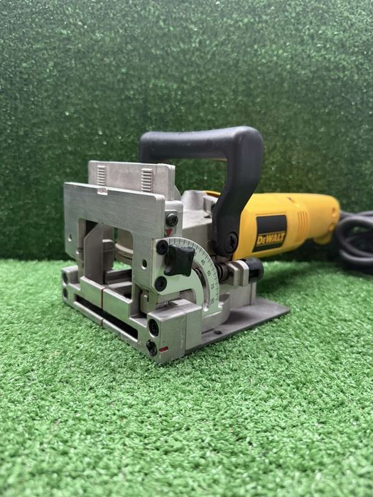 Бисквит машина на DeWALT DCW682NT