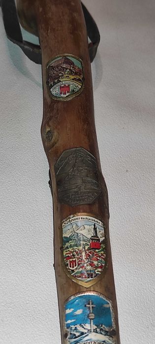 TOIAG lemn tirol cu 14 embleme  exemplar rar lungime 94 cm - 150 ron