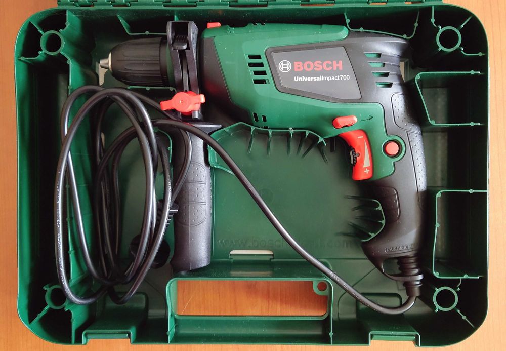 Сет от 2 бормашини, цена за двете: НОВА Бормашина Bosch Universal Impact 700W в куфар и Daewoo 750 вата DAID Impactdrill 750L