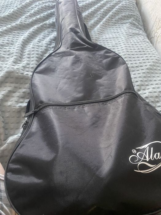 Темносиняя акустическая гитара