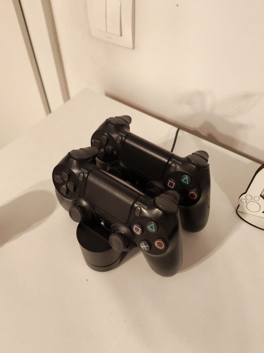 Vând PS4 Pro cu 2 manete, docker de încărcare și 3 jocuri