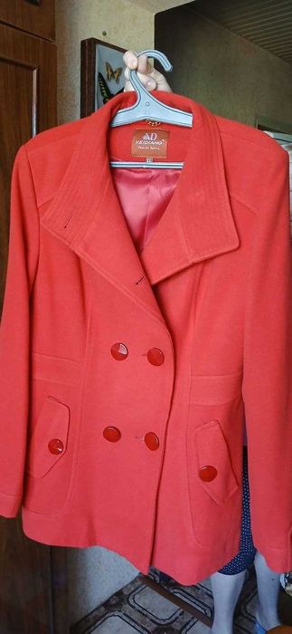 Полу Пальто - красное.