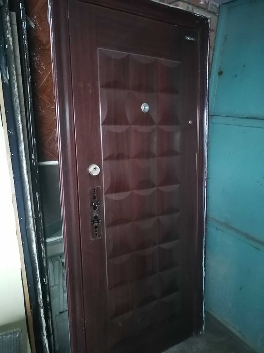 Продам металлическую дверь