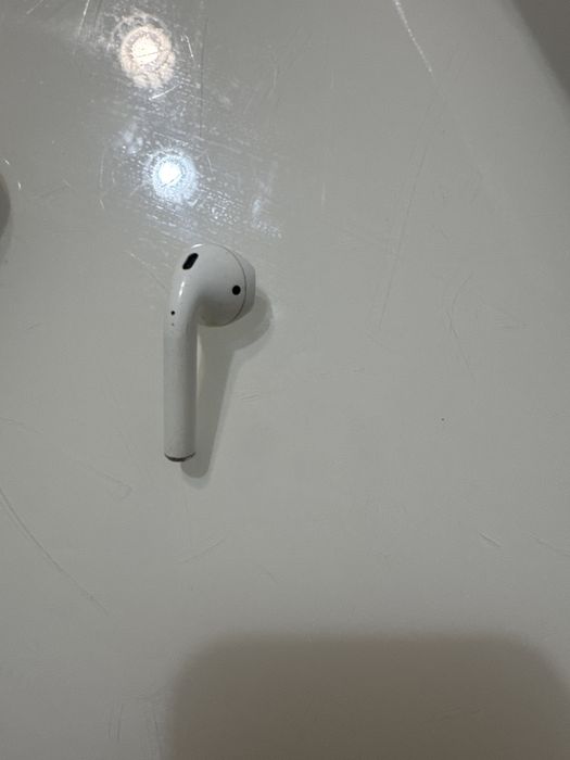 Два кейса и один правый наушник airpods