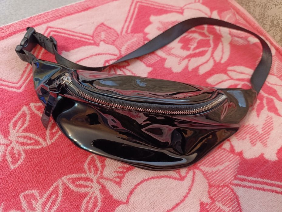 Сумка женская на пояс лакированная  ( новая Bershka )