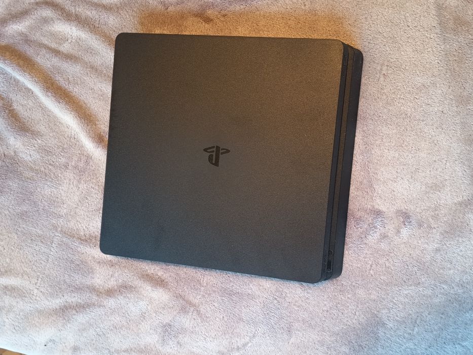 Продавам ps4 с 13 игри