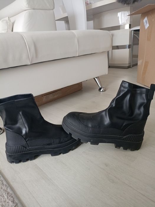 Vând ghete dama mărimea 40,in stare perfecta, produs de calitate.