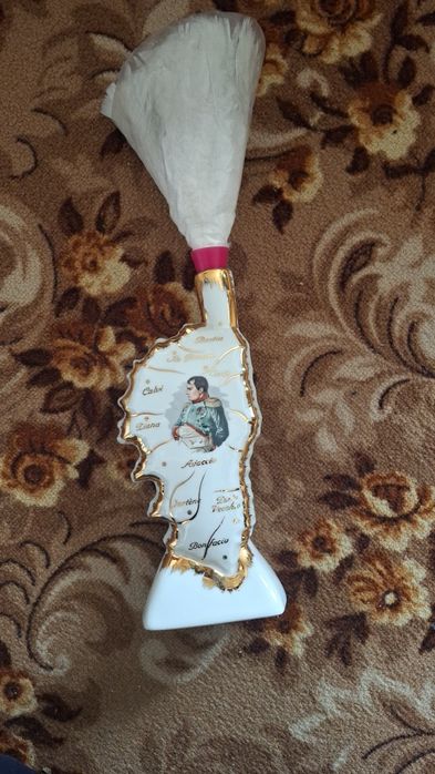 Чаши и чиния ваза червено стъкло и порцеланов сервиз за чай