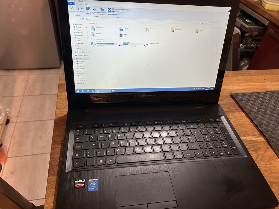 Laptop Lenovo Intel i-7 i7 , 15.6 , 16 GB DDR Ram, Radeon , 250 SSD