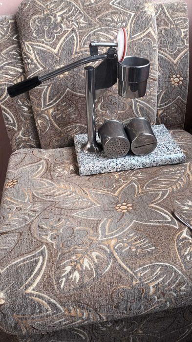 Преса за сладолед с три представки. Приговят се сладоледени спогети и лазаня. Техниката е лесна трябва малко умения. Цената е за комплекта