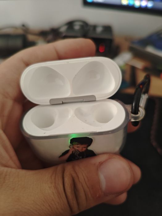 Продам кейс apple airpods 4