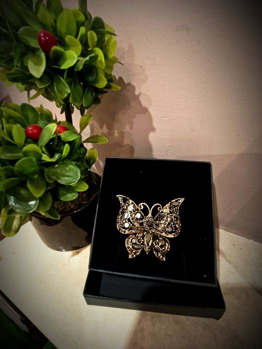 Брошки в луксозна кутия