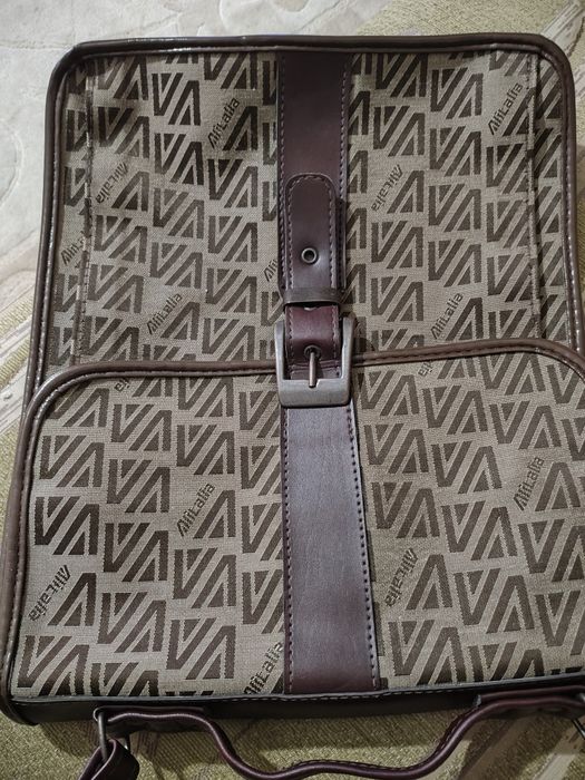 Vand servieta italiana, textil rezistent, noua, fara urme de uzura.ur