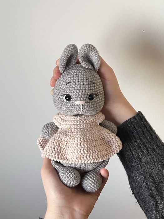 Вязаная игрушка Зайка