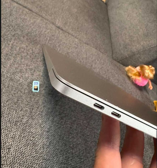 MacBook Pro 2019 MacBook pro touchbar i9-9880H 16GB 512GB SSD PRO560x 4G