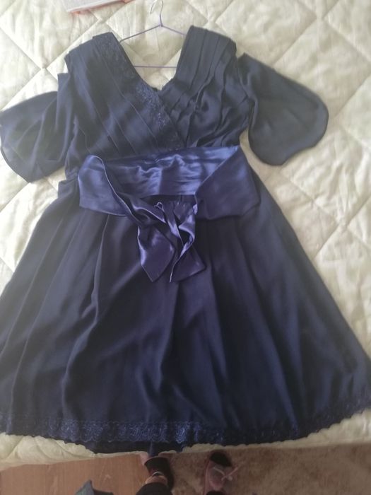 Vând rochiță bleumarin din voal