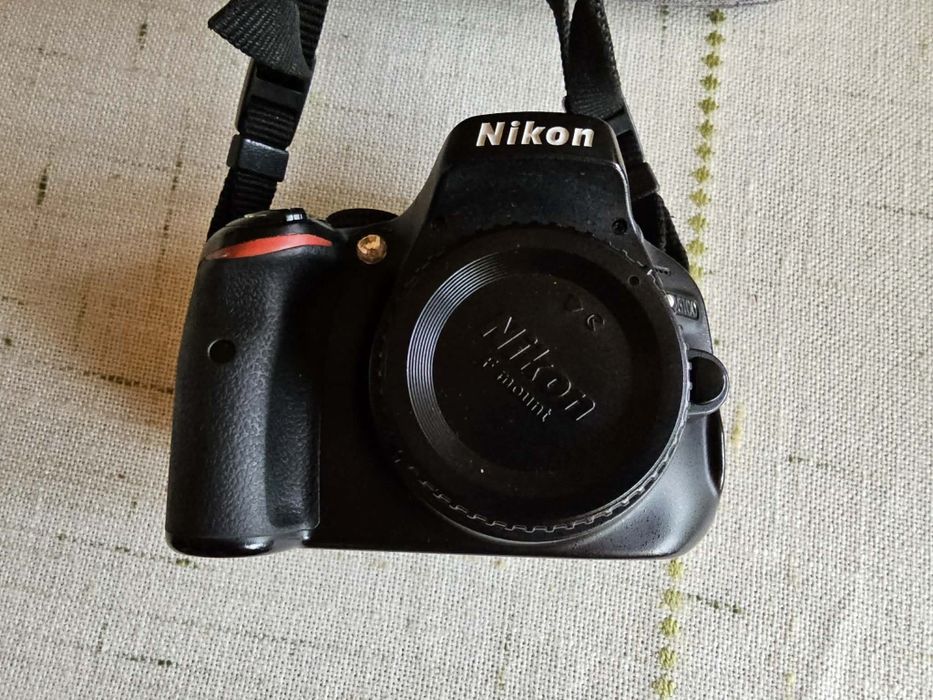 Pachet DSLR Nikon D5100 (Body + Obiectiv), Încărcător Original + Geantă