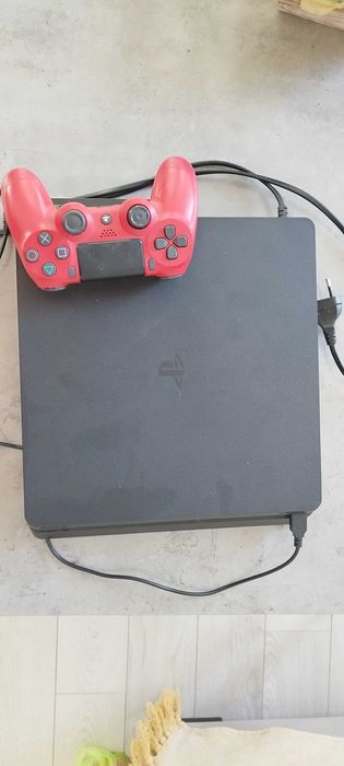 Playstation 4 slim Плейстейшън 4 слим със 5 игри.