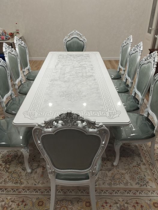 Стол и стулья Versace