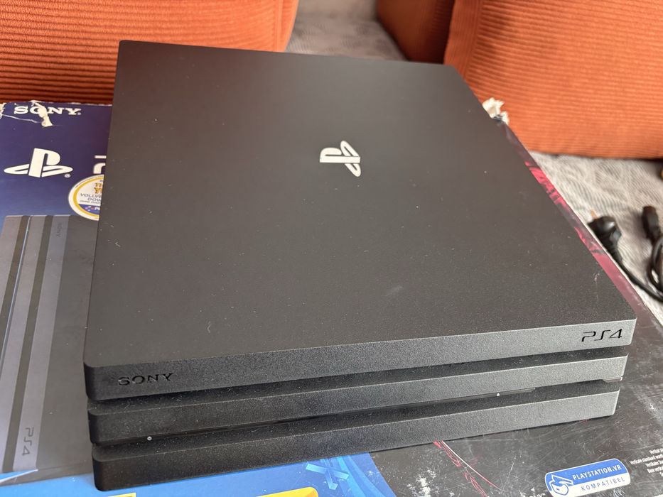 PS4 slim, б/у с 2 геймпадами