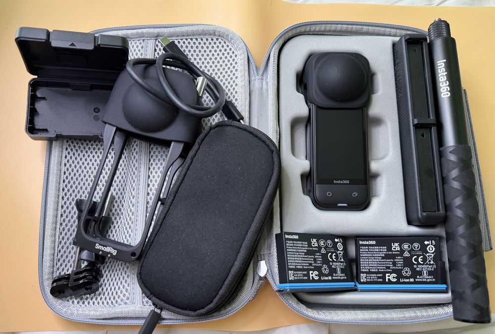 Insta 360 x5  Eseentials Bundle