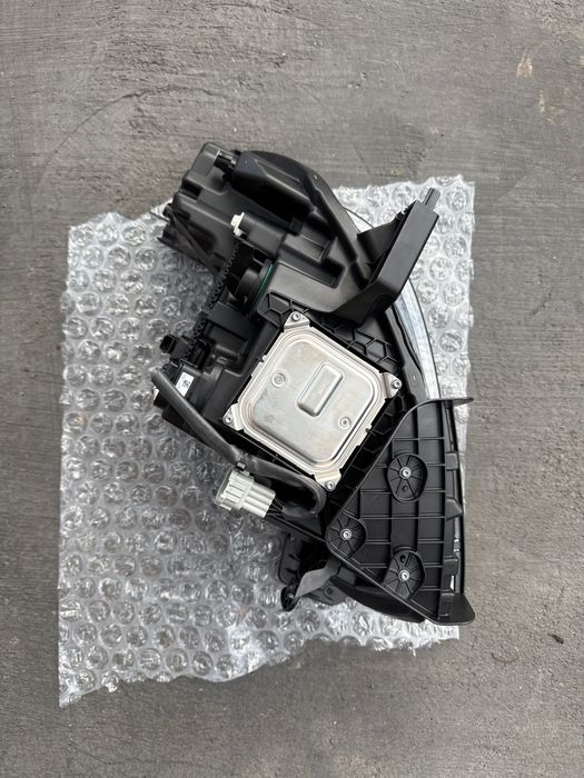 Чисто нов фар за Мерцедес w470 x klass