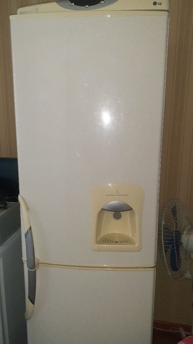 Холодильник б/у продам .