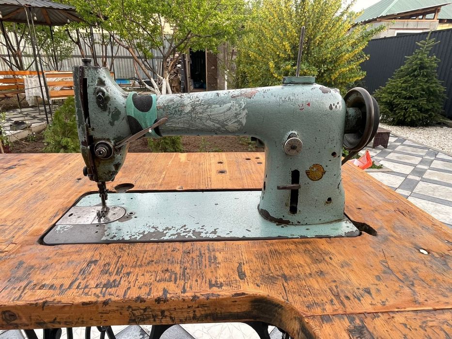 Антикварная швейная машина