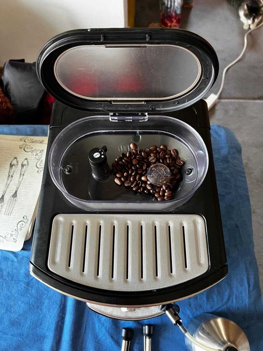 Vand expresor de cafea Krups in stae perfecta de functionare.