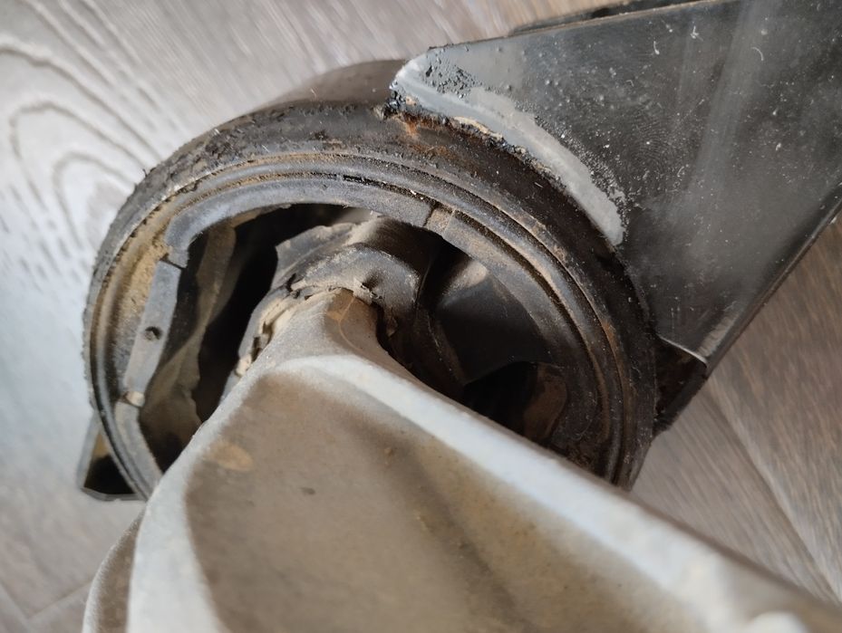 Запчасти Подушка КОБАЛТ ЧЕВРАЛЕТ левый б/у