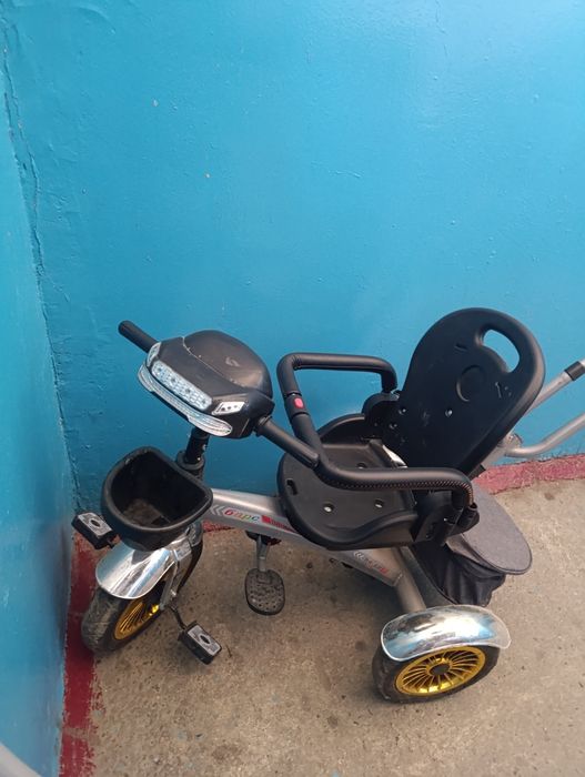 Трёхколёсный коляска