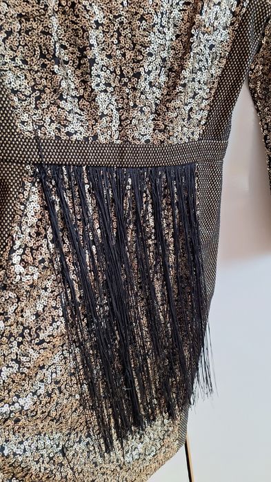 Rochie aurie, paiete şi franjuri