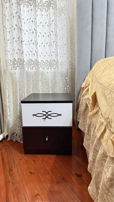 Стол и стулья, ковер.