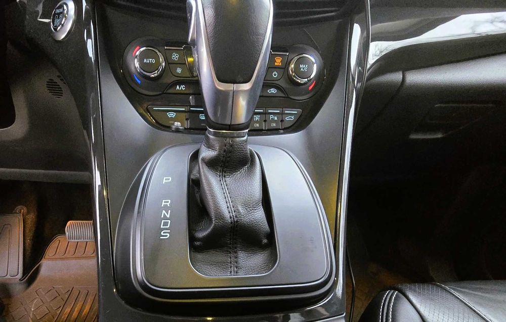 Ford KUGA II TITANIUM-X (nici Qashqai, nici Tiguan) cu super dotări.